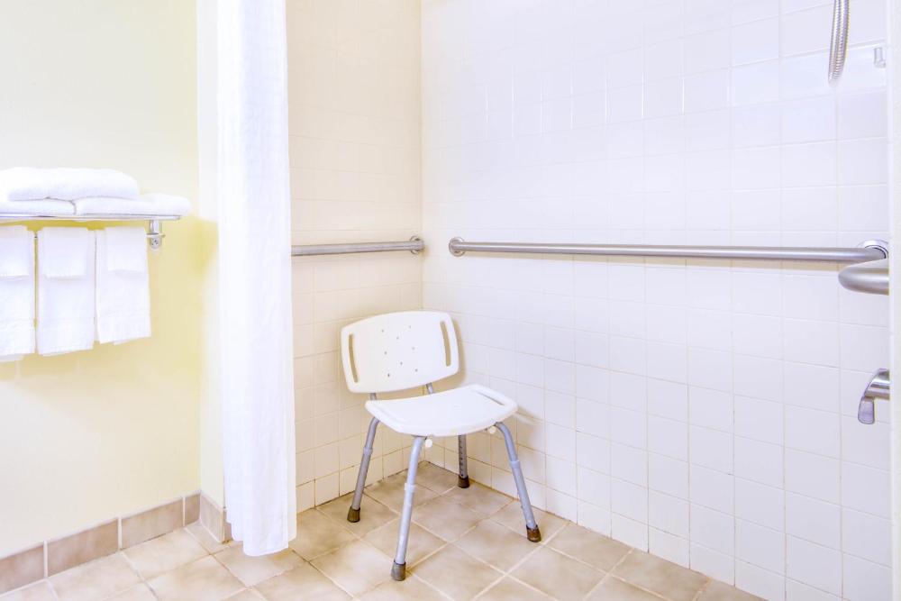Queen Room - Mobility Access/Non-Smoking interior