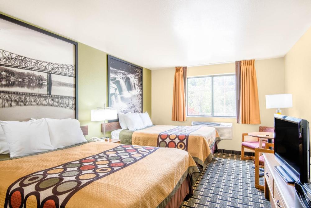 Queen Room with Two Queen Beds - Non-Smoking (Rollaway Access) interior